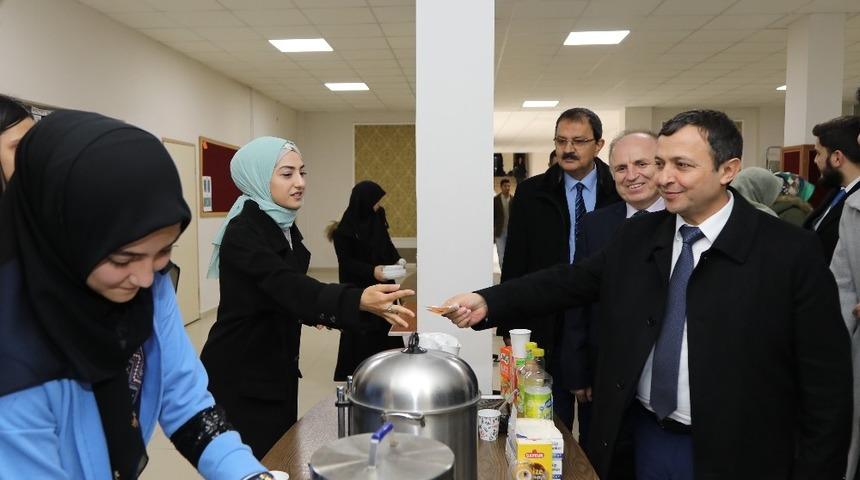 ER&Uuml; Rekt&ouml;r&uuml; &Ccedil;alış, İlahiyat Fak&uuml;ltesinde kermese katıldı