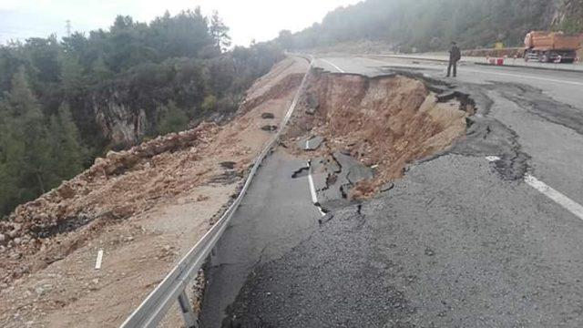 Kumluca'da, yağış sonrası yolda heyelan