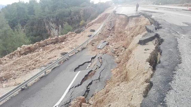 Kumluca'da, yağış sonrası yolda heyelan