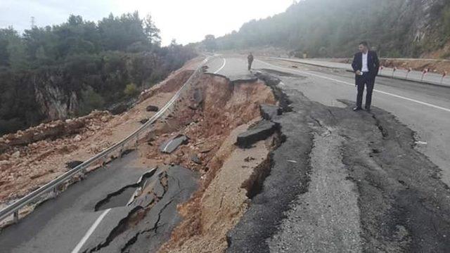 Kumluca'da, yağış sonrası yolda heyelan