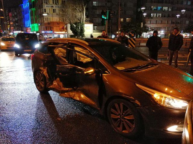 Fatih'te minibüs ile otomobilin çarpıştığı kazada biri hamile 4 yaralı