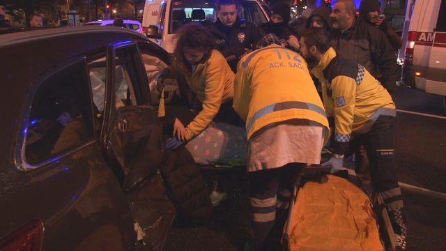 Fatih'te minibüs ile otomobilin çarpıştığı kazada biri hamile 4 yaralı