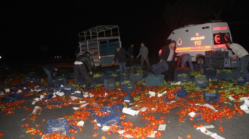 Tonlarca domates ve sebze yola saçıldı