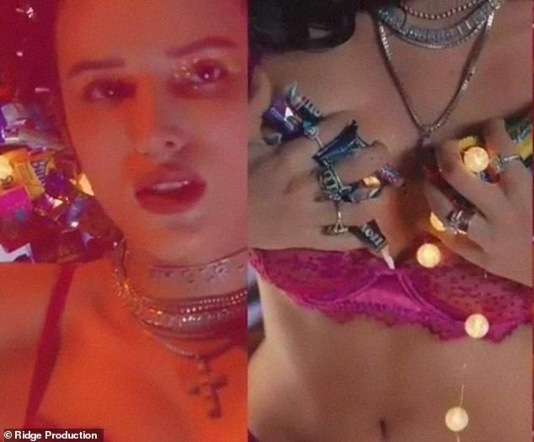 Bella Throne&rsquo;dan seksi Noel Baba pozu