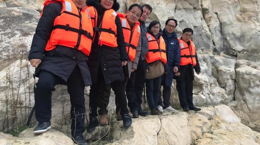 G&uuml;ney Kore&rsquo;den kaya resimlerini g&ouml;rmeye geldiler