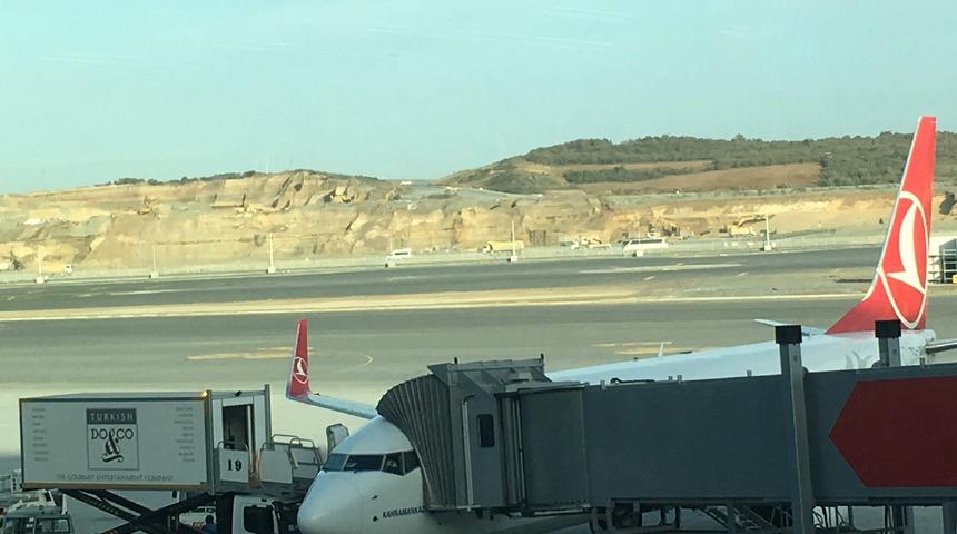 İstanbul Havalimanı'nda B777'nin 30 dakikalık yolcu köprüsü parkı 181 euro