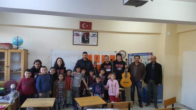 Bilkent Üniversitesi öğrencilerinden Çayırözü’ne kütüphane