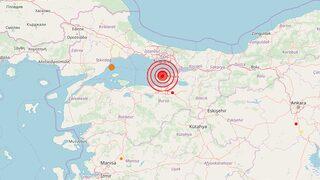 İstanbul depremle, sosyal medya paylaşımlarla sallandı!