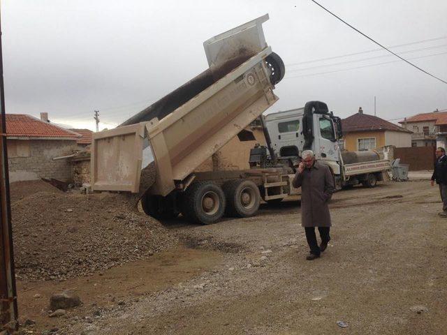 İl Özel İdaresinin köy yollarındaki kumlama çalışmaları devam ediyor