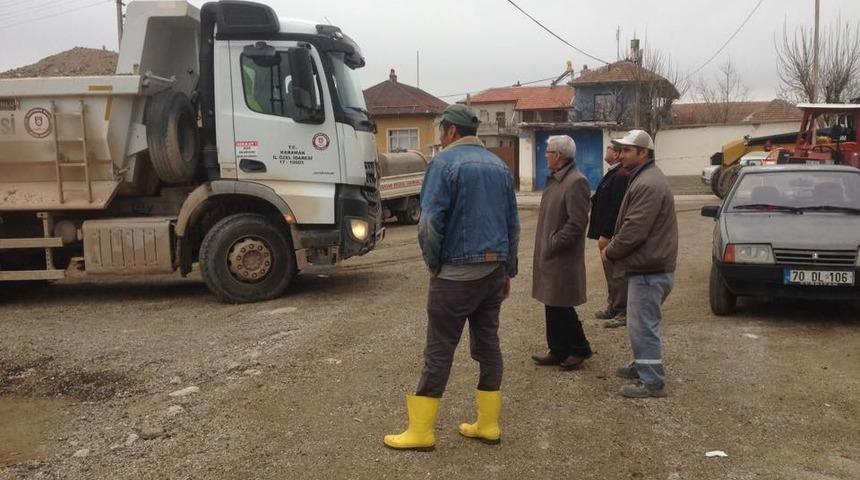 İl &Ouml;zel İdaresinin k&ouml;y yollarındaki kumlama &ccedil;alışmaları devam ediyor