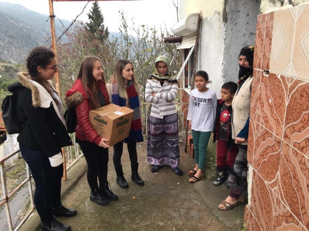 AD&Uuml;&rsquo;n&uuml;n Maskesiz G&uuml;l&uuml;c&uuml;kler Topluluğu y&uuml;zleri g&uuml;ld&uuml;rmeye devam ediyor