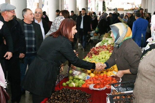 Başkan Çerçioğlu, Yenipazar semt pazarında vatandaşla buluştu