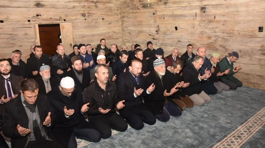 Restore edilen asırlık camide ilk namaz kılındı