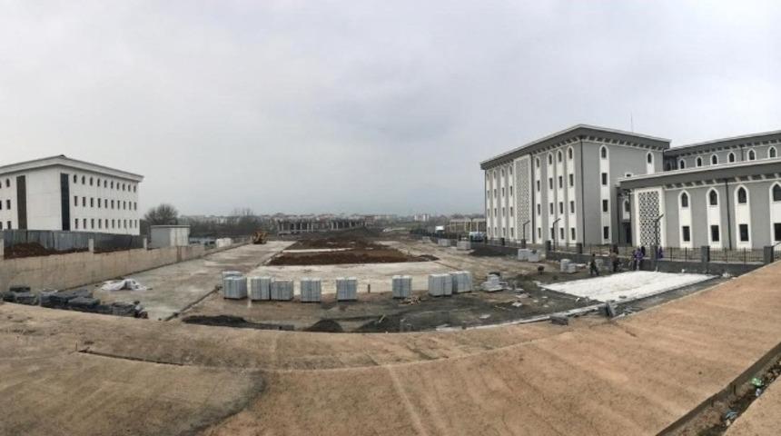 Kartepe Kent Meydanı&rsquo;nda &ccedil;alışmalar s&uuml;r&uuml;yor