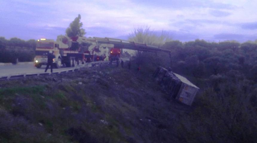 Kamyon şarampole u&ccedil;tu; 1 yaralı