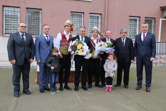 Vali Yazıcı Burhaniyeli öğrencilerle kitap okudu