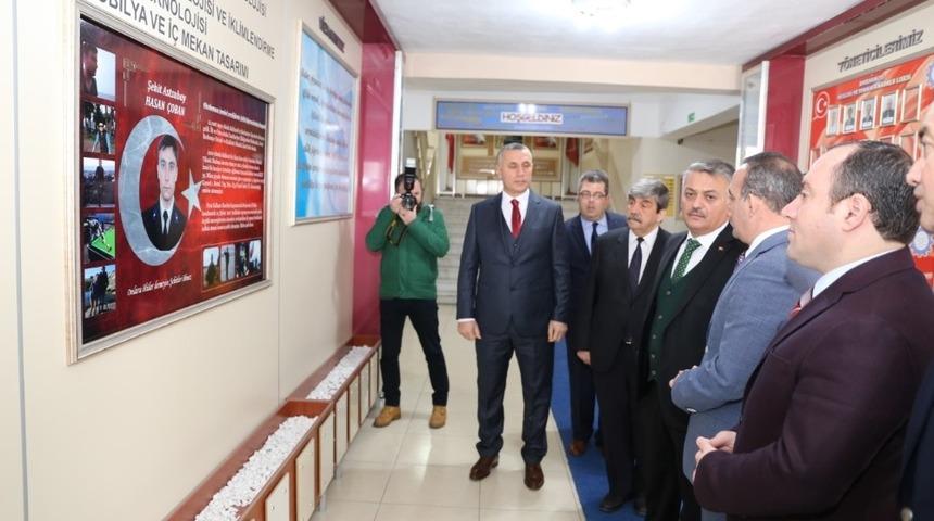 Vali Yazıcı Burhaniyeli &ouml;ğrencilerle kitap okudu