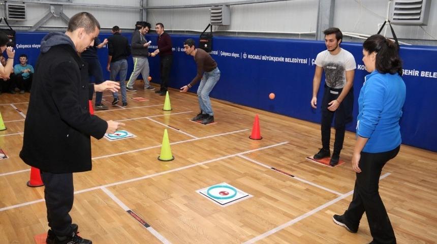 &Uuml;niversiteli abla ve abileriyle Hemsball oynadılar