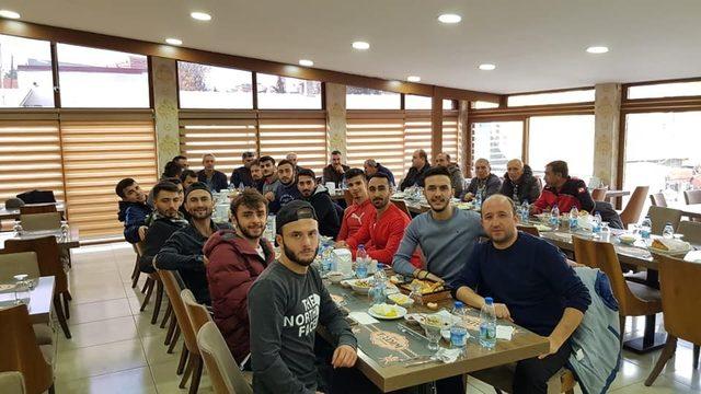 Başkan Ercan Şimşek futbolcularla yemekte buluştu