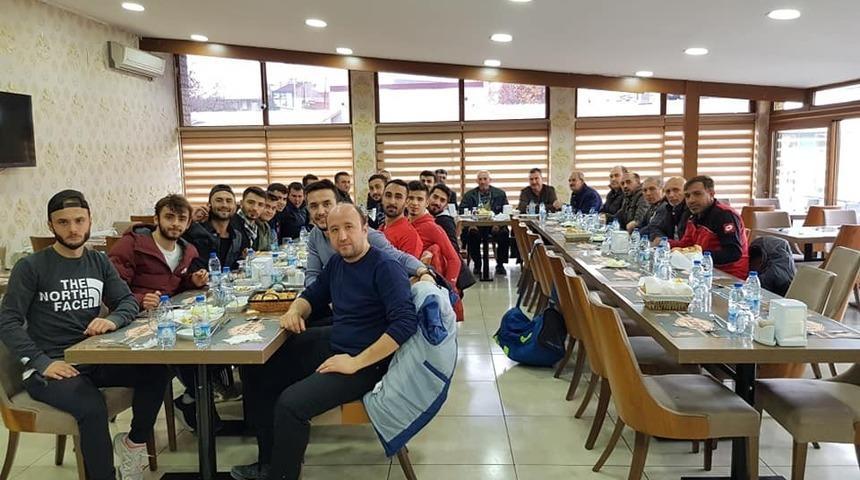 Başkan Ercan Şimşek futbolcularla yemekte buluştu