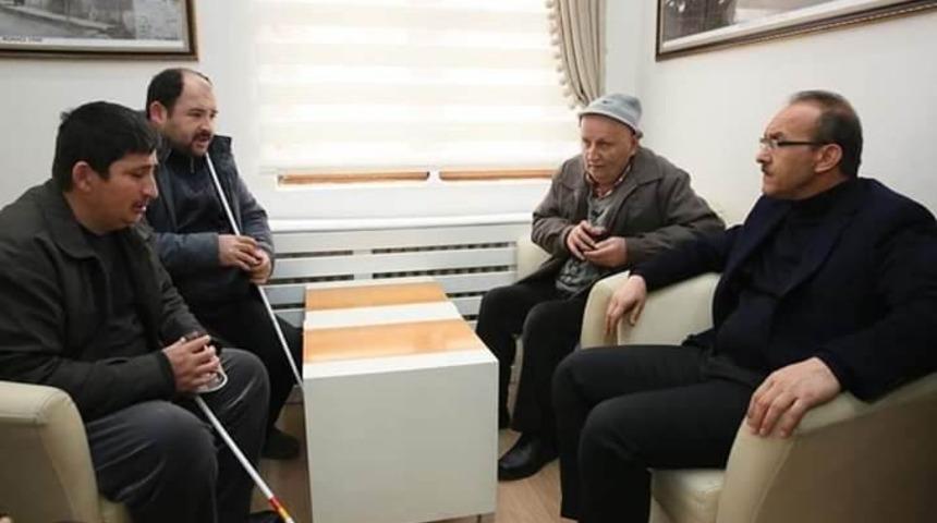 Vali halkla kucaklaştı