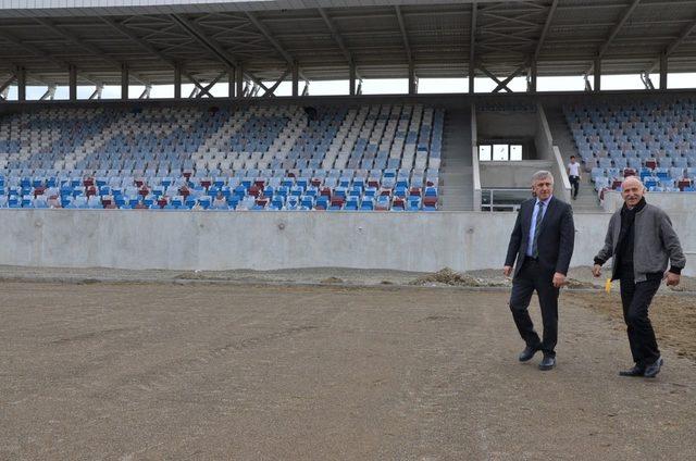 Başkan Sarıalioğlu yeni Of Stadyumu inşaatını inceledi