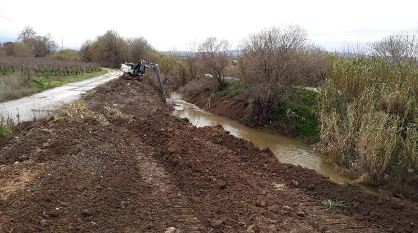 Şehzadeler ve Yunusemre’de dere temizlik mesaisi