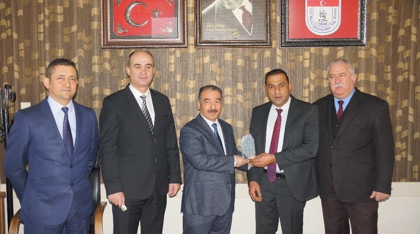 Aydın&rsquo;da ayın şof&ouml;r&uuml;ne &ouml;d&uuml;l&uuml;n&uuml; Ticaret İl M&uuml;d&uuml;r&uuml; Yazıcı verdi