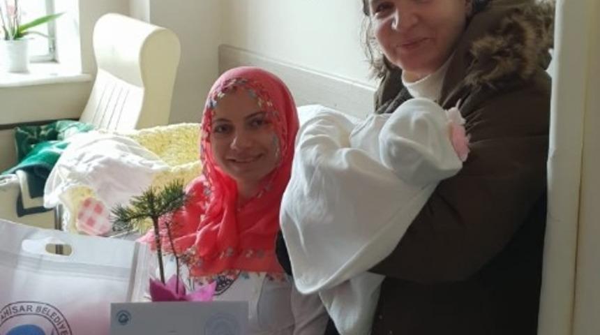 Bebeklerin ilk hediyeleri fidanlar oldu