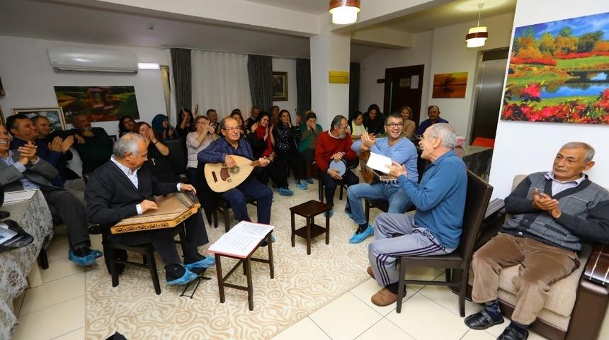 Huzurevi b&uuml;y&uuml;klerine sazlı s&ouml;zl&uuml; doğum g&uuml;n&uuml;