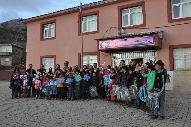 Şırnak'ta öğrencilere giysi ve kırtasiye yardımı