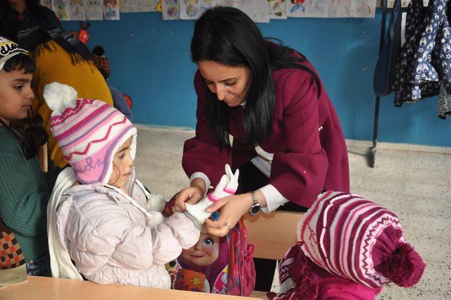 Şırnak'ta öğrencilere giysi ve kırtasiye yardımı