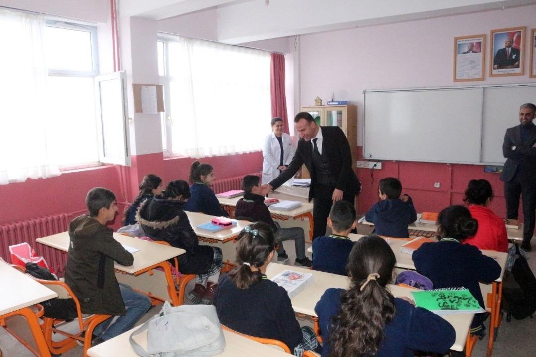 Ağrı Milli Eğitim M&uuml;d&uuml;r&uuml; Tekin&rsquo;in okul ziyaretleri