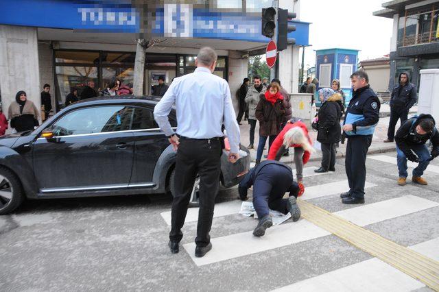 Otomobilin altına giren kediyi kurtarmak için seferber oldular