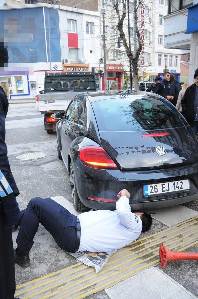 Otomobilin altına giren kediyi kurtarmak için seferber oldular