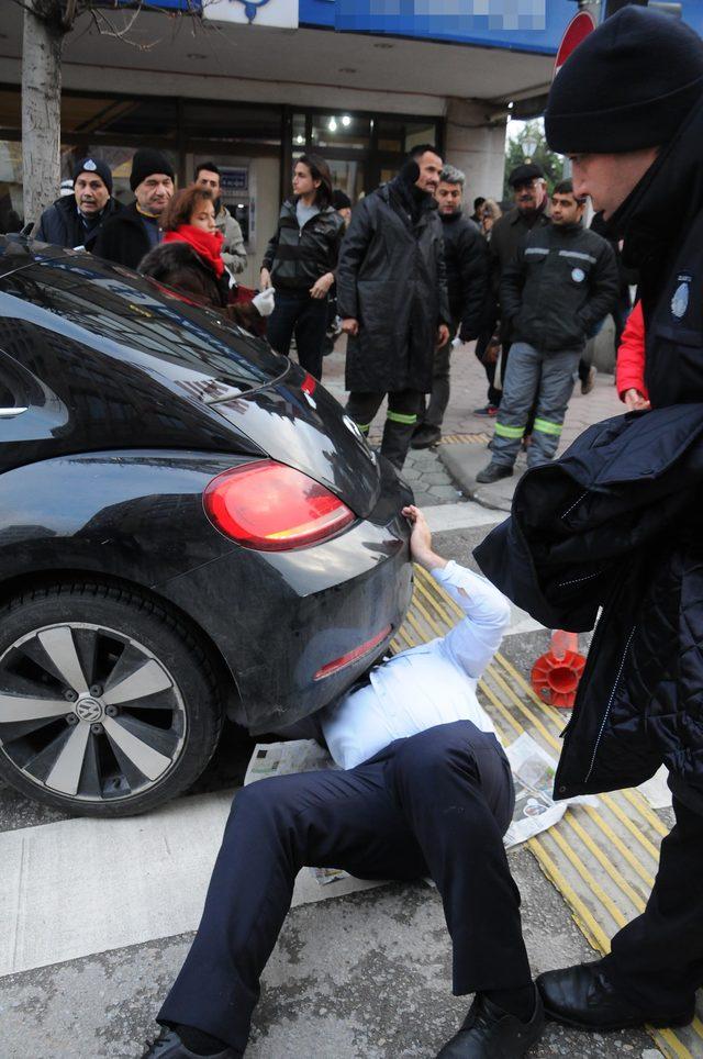 Otomobilin altına giren kediyi kurtarmak için seferber oldular