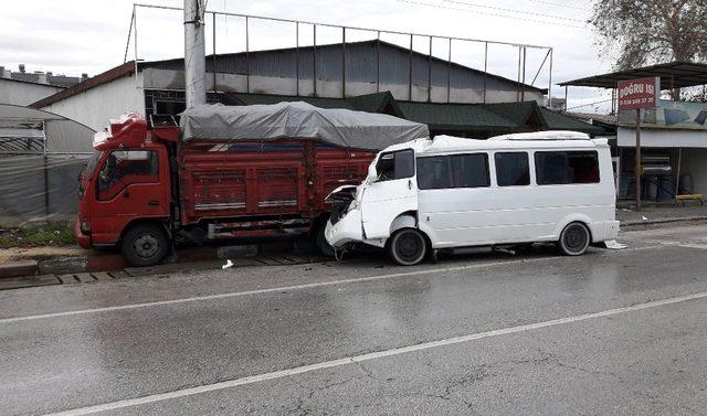 Minibüs kamyona arkadan çarptı: 1 yaralı