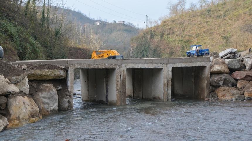 3 mahalleye ge&ccedil;iş sağlanan menfezin yapımı tamamlandı