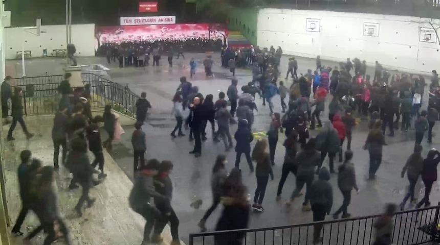Deprem esnasında &ouml;ğrenciler okuldan b&ouml;yle &ccedil;ıktı
