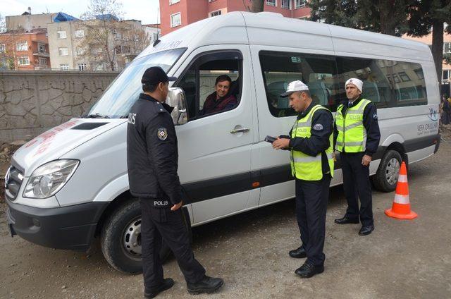 Fatsa’da polis okul servislerini denetledi