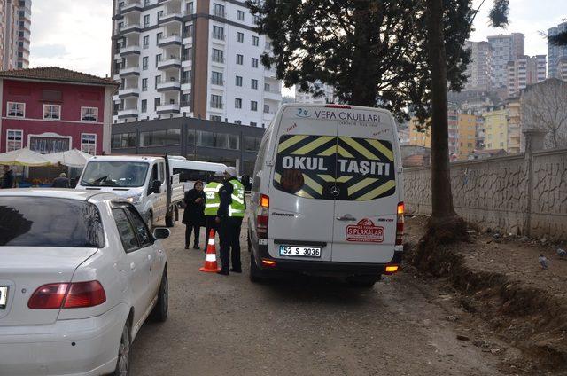 Fatsa’da polis okul servislerini denetledi