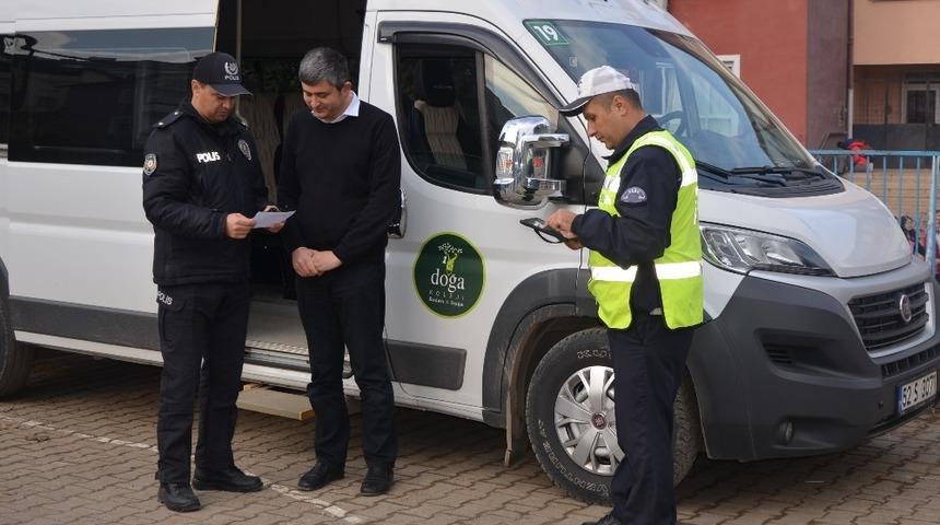 Fatsa&rsquo;da polis okul servislerini denetledi
