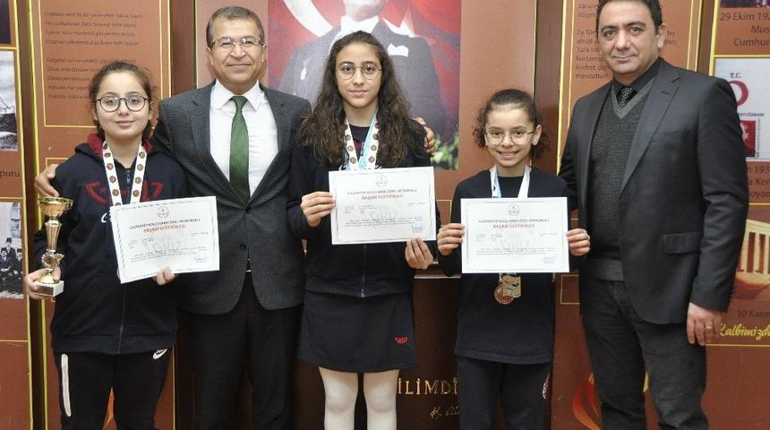 GKV&rsquo;li Sporculara y&uuml;zme ve satran&ccedil;ta &uuml;&ccedil; altın madalya