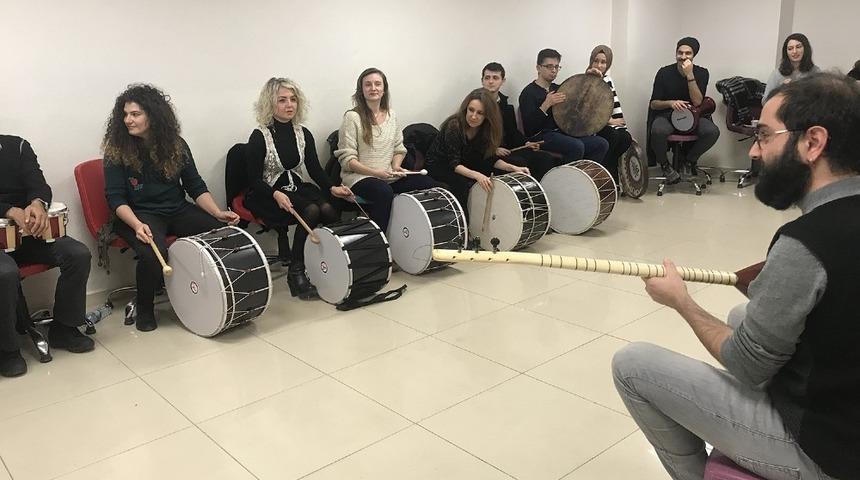 Pozitif Yaşam ve Ritim At&ouml;lyesinde eğitimler devam ediyor