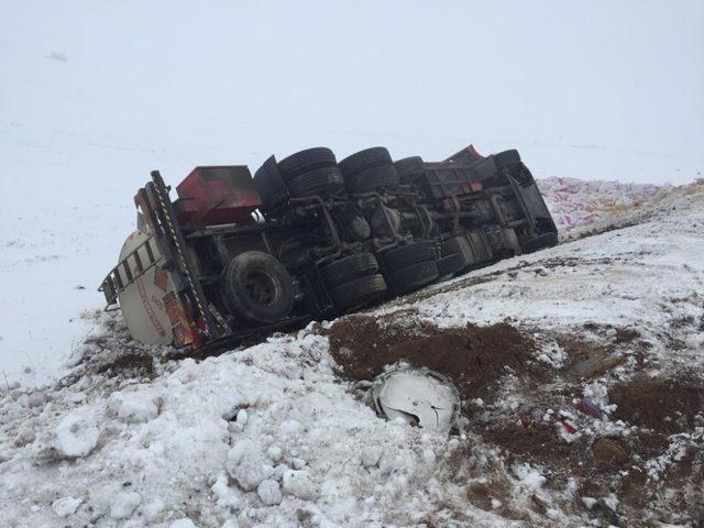 Sarıkamış’ta 2 ayrı trafik kazası: 4 yaralı