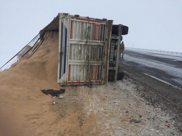 Sarıkamış’ta 2 ayrı trafik kazası: 4 yaralı