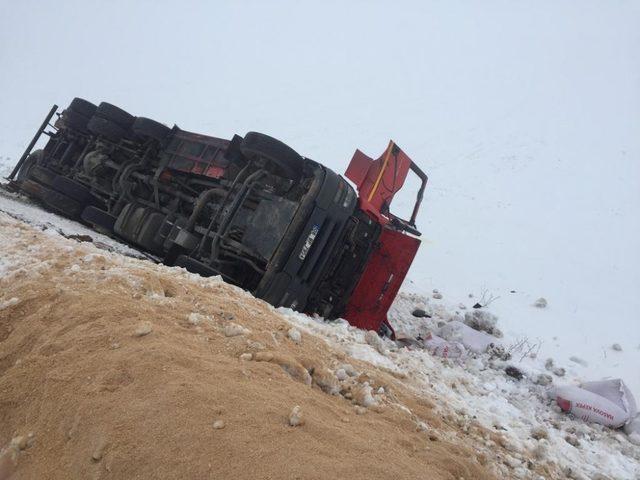 Sarıkamış’ta 2 ayrı trafik kazası: 4 yaralı