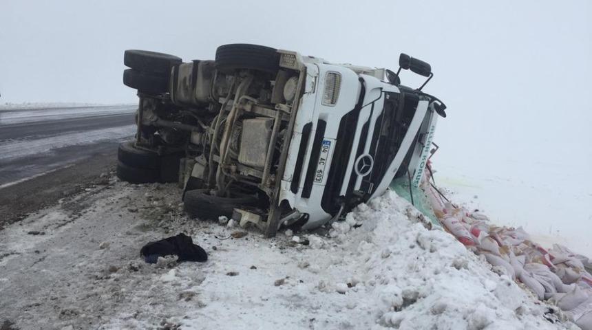 Sarıkamış&rsquo;ta 2 ayrı trafik kazası: 4 yaralı