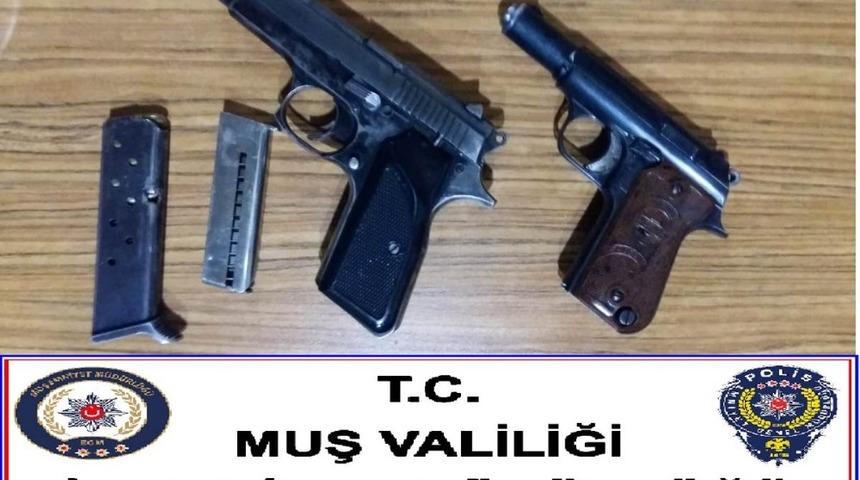 Muş&rsquo;ta silah ka&ccedil;ak&ccedil;ıları tutuklandı