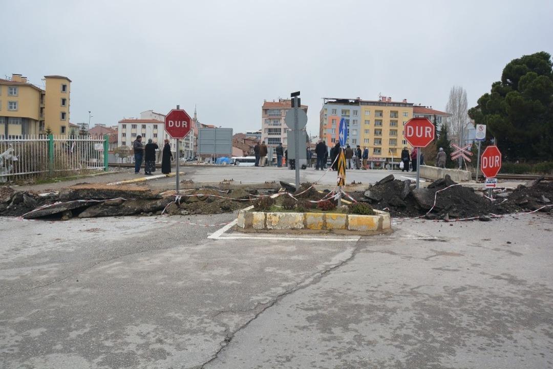 Uşak&rsquo;ta hemzemin ge&ccedil;idin kapatılması tepkilere neden oldu